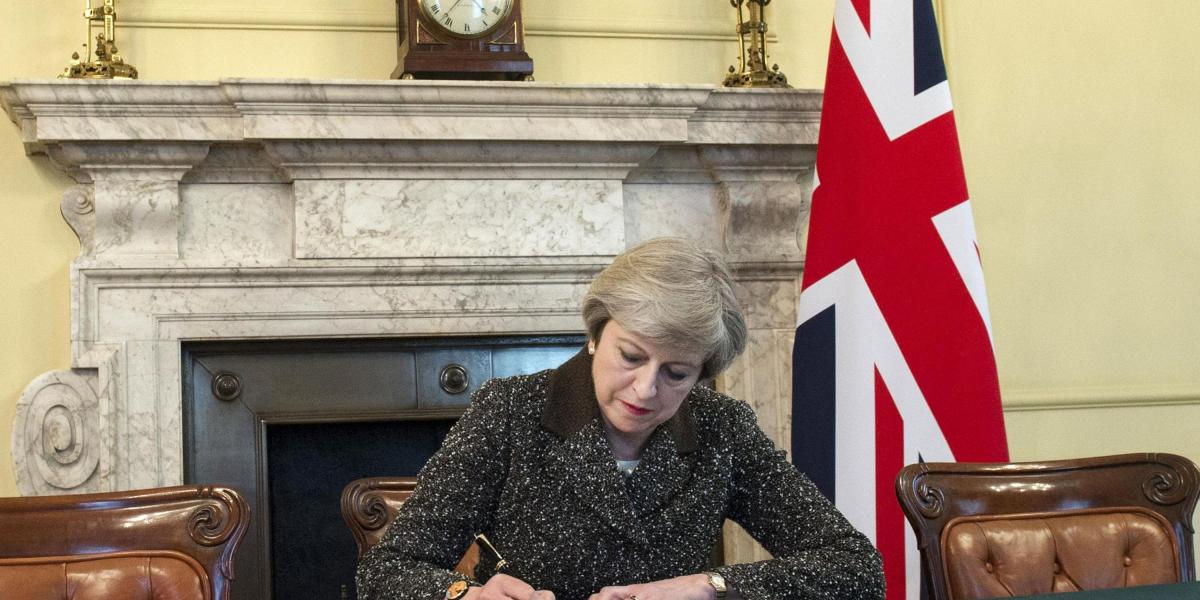 Theresa May firma la carta en la que pedirá el 'brexit'.