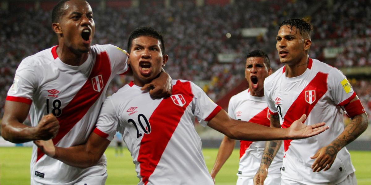 Édison Flores anotó uno de los goles con el que Perú venció 2-1 a Uruguay, en el estadio Nacional de Lima.