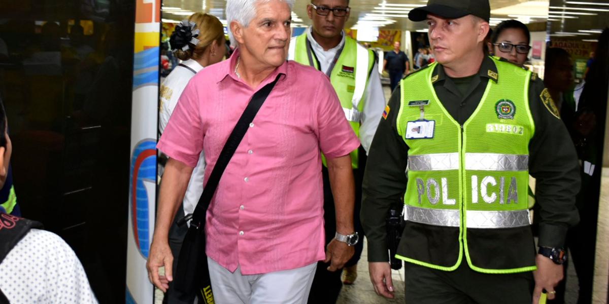 Julio Comesaña llegó a Barranquilla. Quiere dirigir el partido frente a Millonarios.