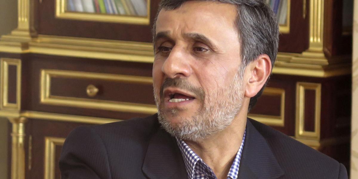 El expresidente iraní Mahmud Ahmadineyad  en su despacho de Teherán durante una una entrevista con la agencia Efe, en el primer encuentro formal con un medio de comunicación en casi cuatro años.