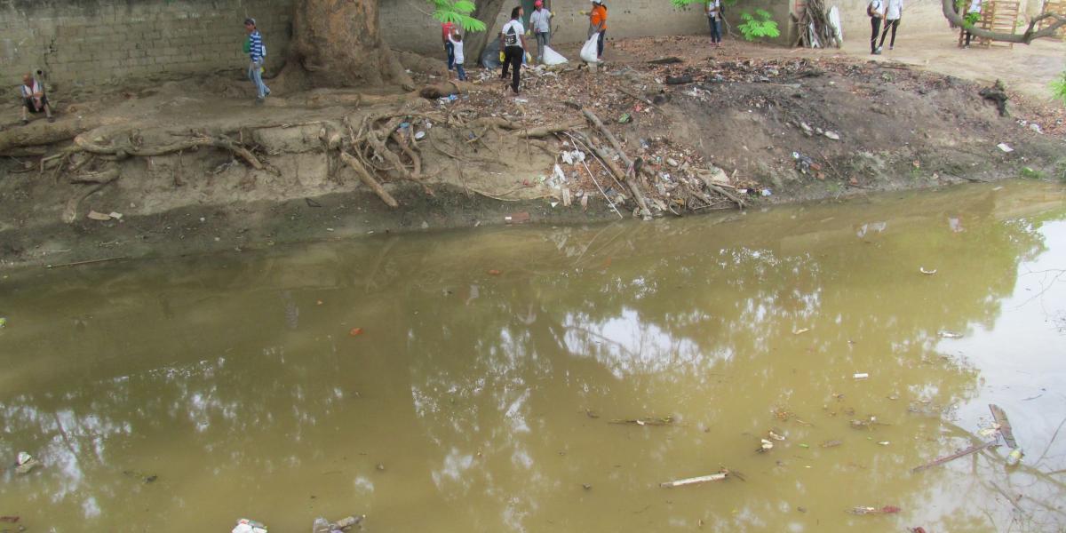 La macro brigada de sensibilización y limpieza busca recuperar el río Manzanares y crear conciencia sobre su cuidado.