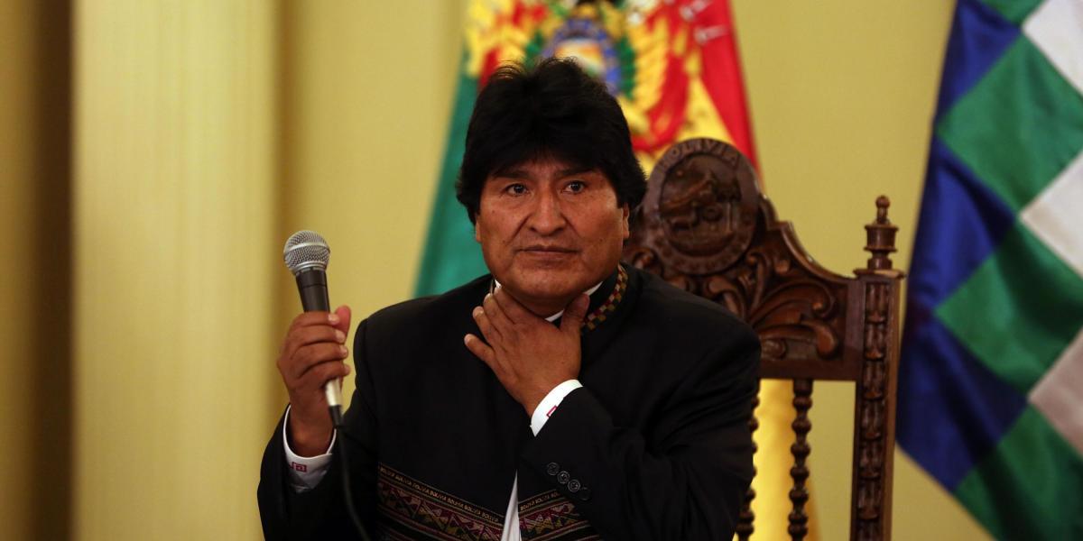 El presidente de Bolivia, Evo Morales, toca su garganta durante una rueda de prensa en La Paz. Efe