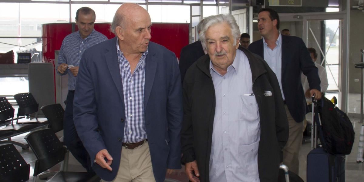 El alcalde de Cali, Maurice Armitage, recibió en el aeropuerto al expresidente Pepe Mujica