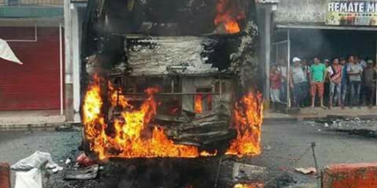 Tres vehículos, entre ellos dos buses, fueron quemados en disturbios protagonizados en Tumaco por cultivadores de coca.