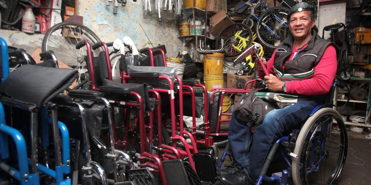 Pablo puede llegar a fabricar junto con sus empleados hasta doscientas sillas de ruedas en un mes.