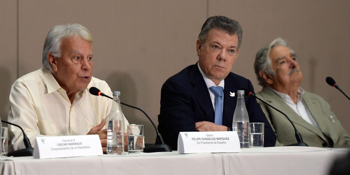 El presidente Juan Manuel Santos instaló ayer la Comisión de Notables en la que estarán el expresidente de Uruguay José ‘Pepe’ Mujica (der.) y el exjefe de gobierno español Felipe González.