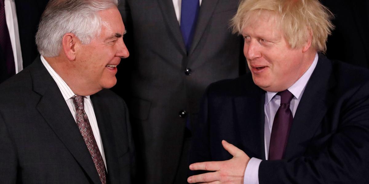Los jefes de la diplomacia de EE. UU., Rex Tillerson (i), y del Reino Unido, Boris Johnson, en la cumbre de la Otán en Bruselas.