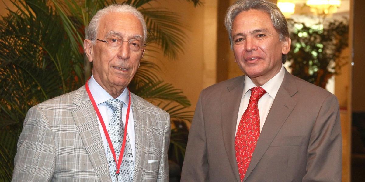 El neurocirujano Madjid Samii (izq.), y el médico Enrique Osorio.