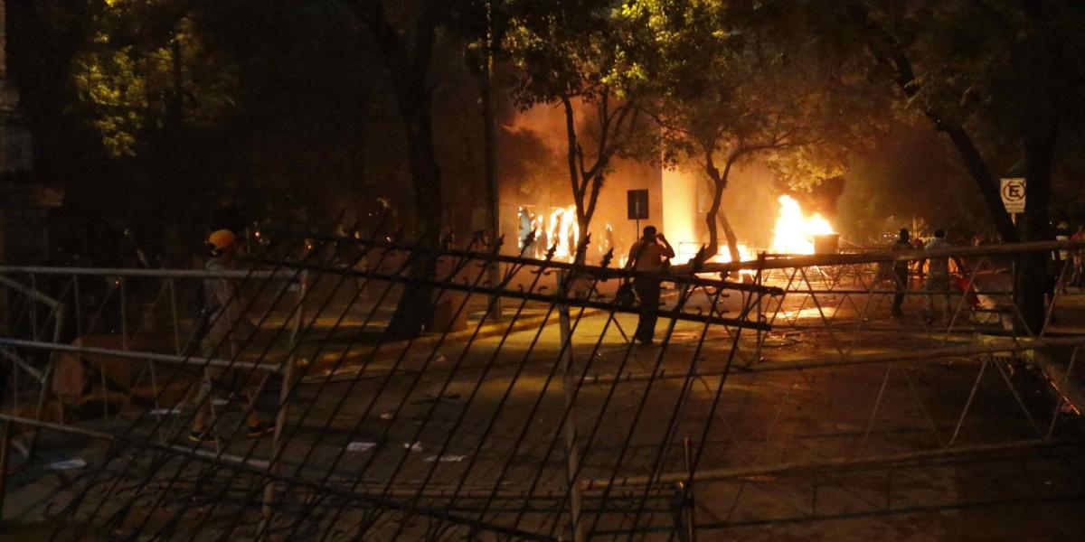 Manifestantes le prendieron fuego al Congreso en Paraguay. Protestaban por la aprobación del proyecto de reelección.