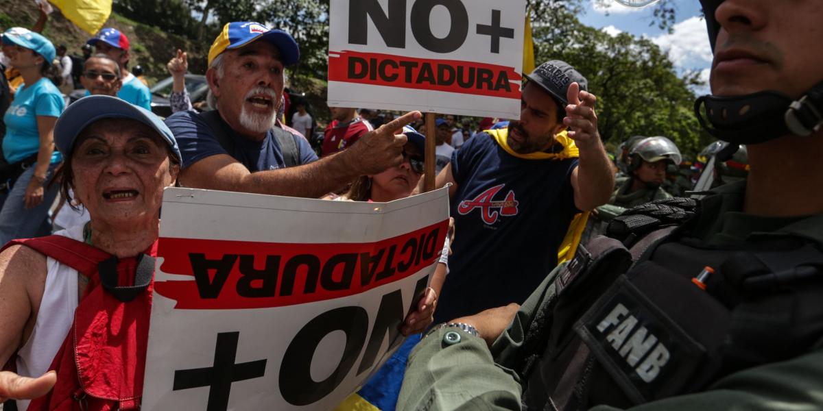 Cientos de personas salieron a protestar en varias ciudades de Venezuela para pedirle al Gobierno que le devuelva al parlamento sus funciones.