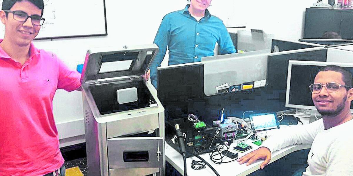 Tres ingenieros electrónicos de Cali e ingeniero de sistemas de Tuluá diseñaron el equipo que ayuda en recargas a unos 500.000 usuarios diarios del MÍO.