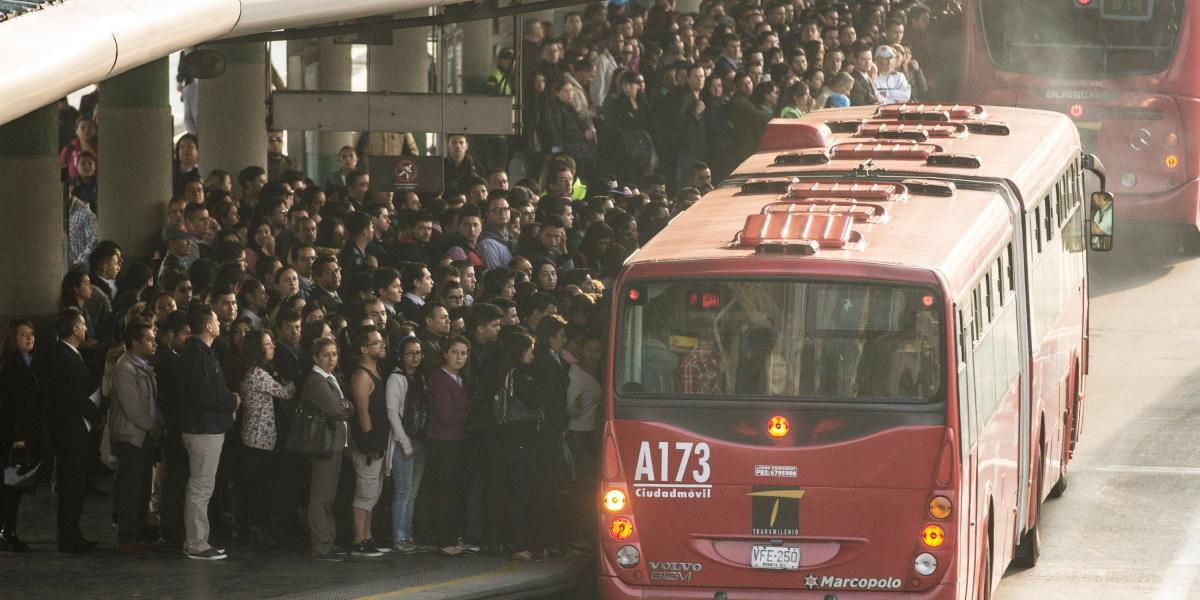En promedio, 1’300.000 personas salen en la mañana y regresan en la tarde en los 2.005 buses articulados, biarticulados y duales.