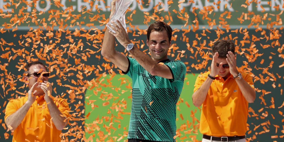 Roger Federer, con su título de campeón.