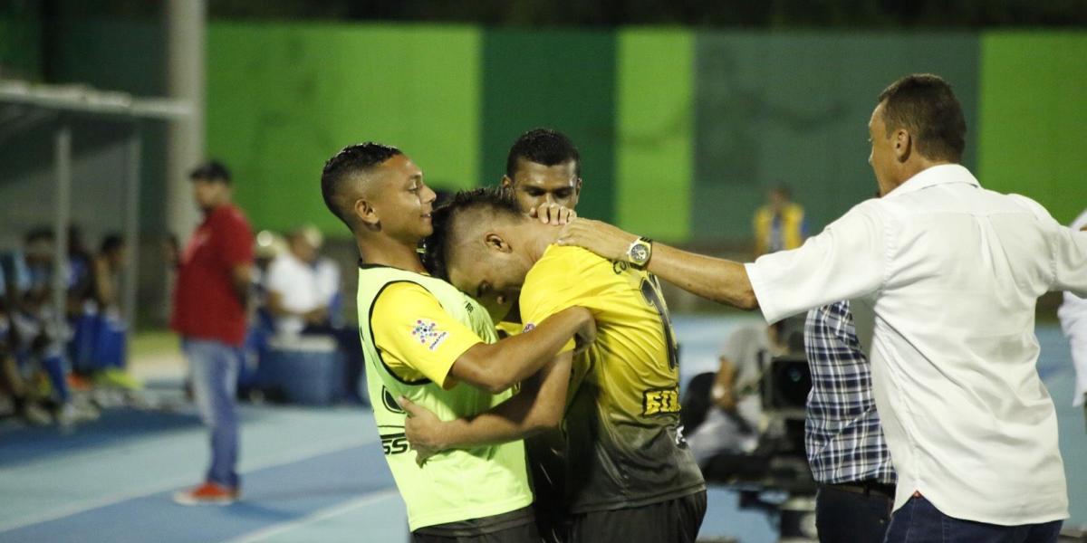 Los jugadores de Alianza Petrolera celebran el primer gol.