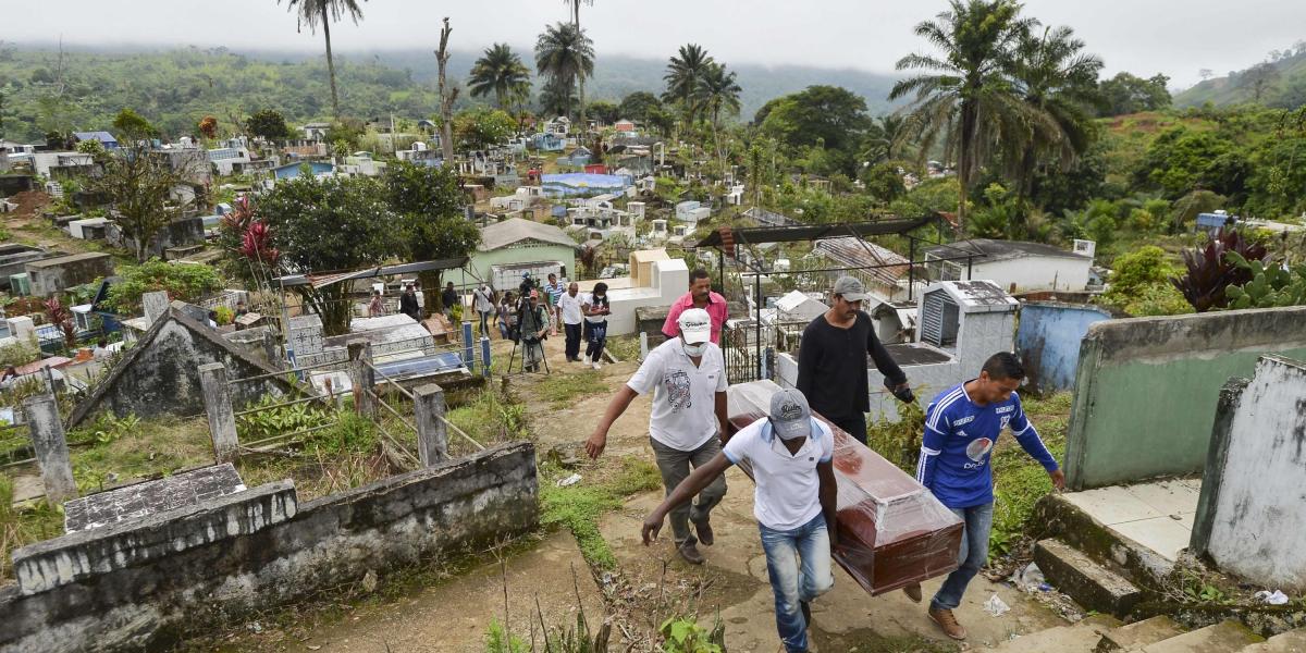 Familiares de Anderson Guerro cargan su feltro rumbo al cementerio en Mocoa
