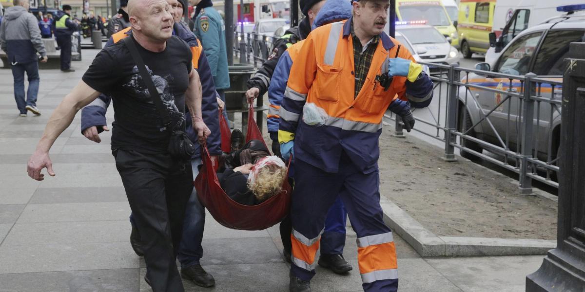 Los paramédicos auxiliaron a las víctimas del ataque, que tuvo
lugar en una estación del metro de la segunda ciudad rusa.