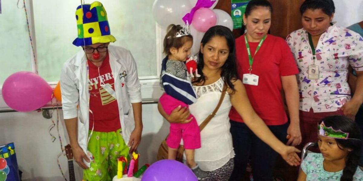 Médicos del hospital de Popayán le celebraron ayer el cumpleaños a Laura, una niña que aún no encuentra a sus padres.