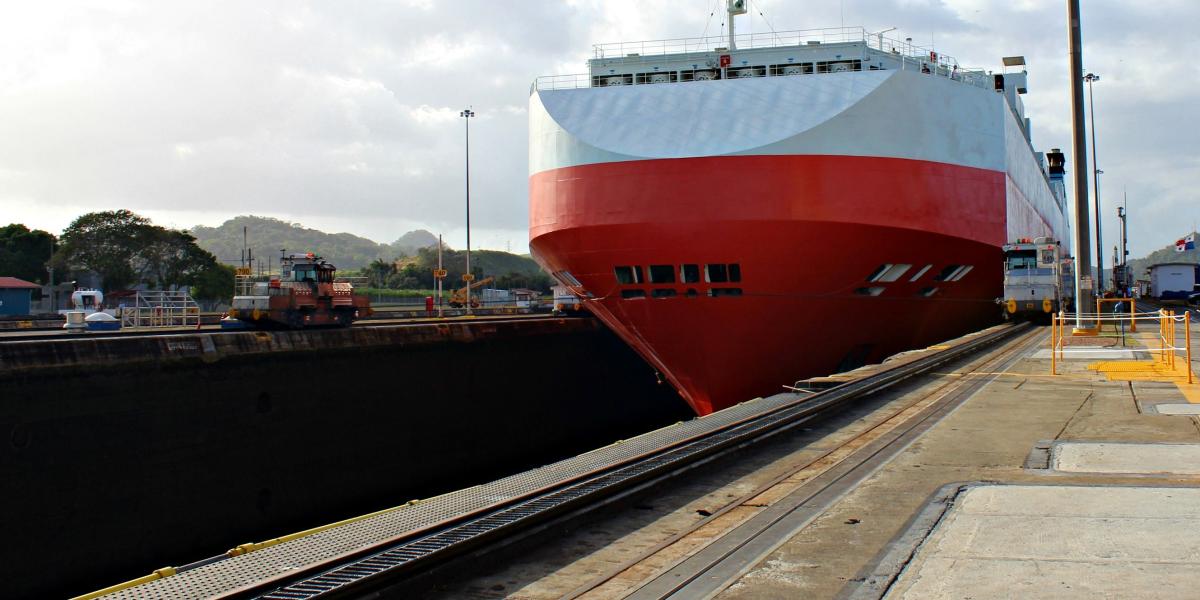Un buque cruza por las exclusas de Miraflores del Canal de Panamá.