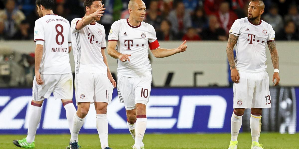 Los jugadores de Bayern Múnich hablan después del gol.