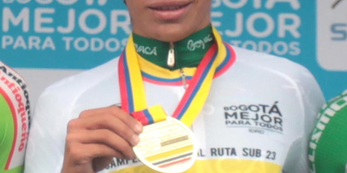 Róbinson López y el oro que ganó en el Nacional de Ruta sub-23.