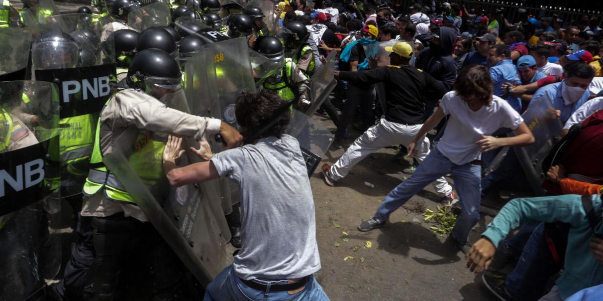 Mientras la Guardia Nacional y la Policía Bolivariana usaron gases lacrimógenos para dispersar a los manifestantes que apoyan a la oposición en Caracas, los chavistas marcharon sin problema.