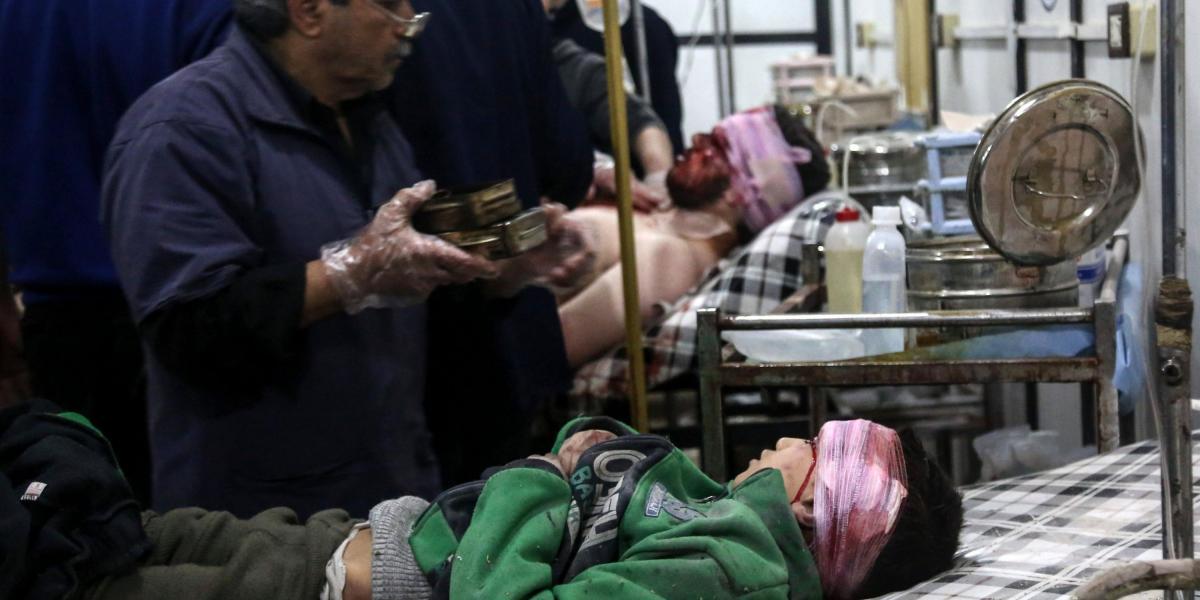El número de víctimas por mortales por el supuesto bombardeo químico ocurrido este martes en el norte de Siria, subió a 72 personas, entre ellos 20 niños.