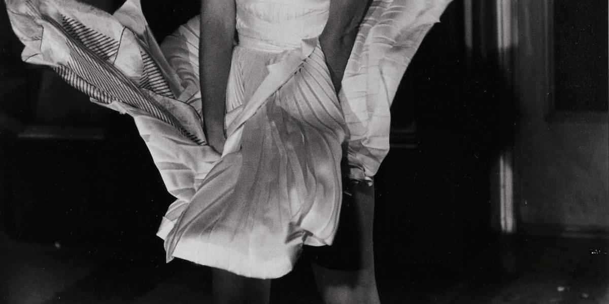 El famoso vestido que usó la actriz Marilyn Monroe para cantarle el feliz cumpleaños en 1962 al entonces presidente Jhon F Kennedy. La actriz murió ese año. El vestido fue subastado en 1999 por 1’267.500 dólares.