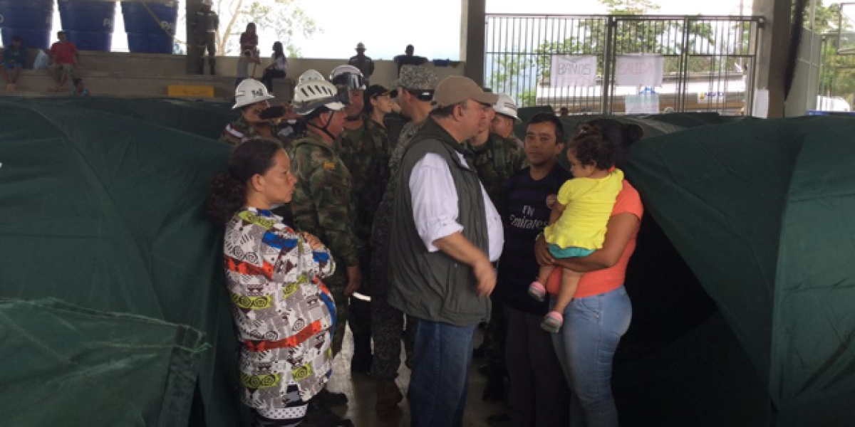 Luis Carlos Villegas, gerente de la reconstrucción de Mocoa, en uno de los albergues verificando la atención a los damnificados