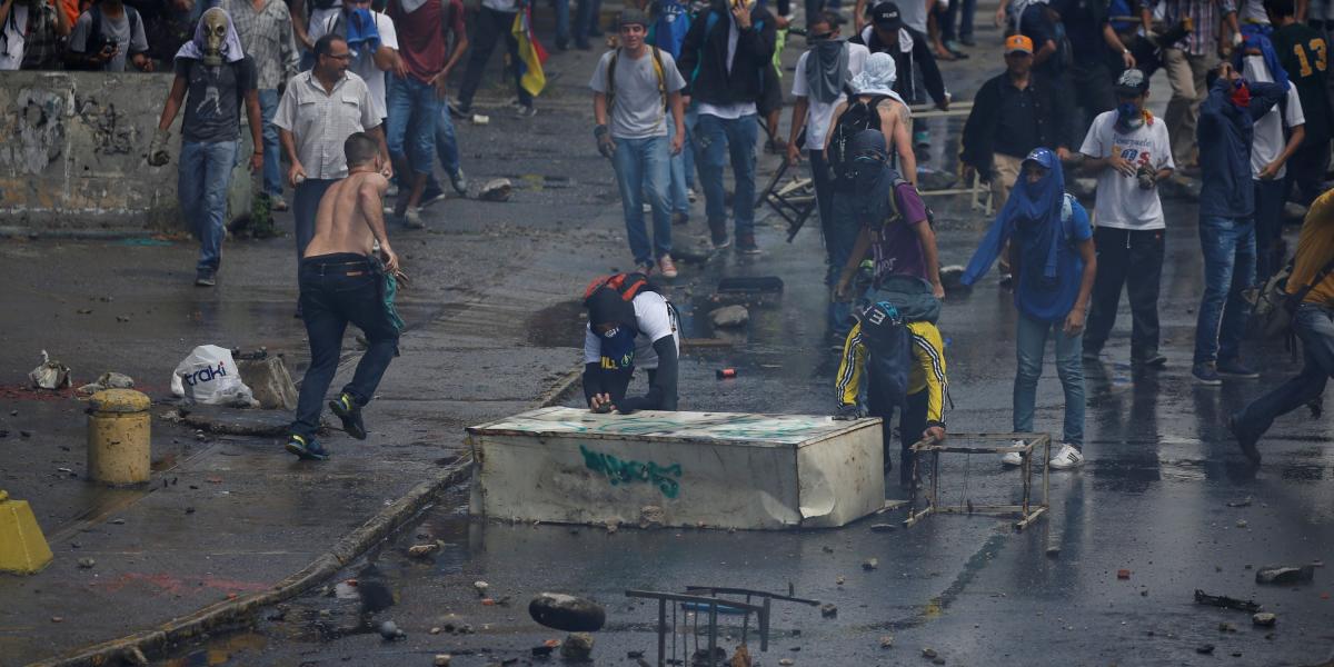 Los manifestantes hicieron una barricada durante la protesta en Caracas.