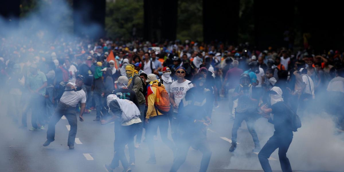 La policía venezolana disolvió con gases lacrimógenos una marcha opositora en Caracas.