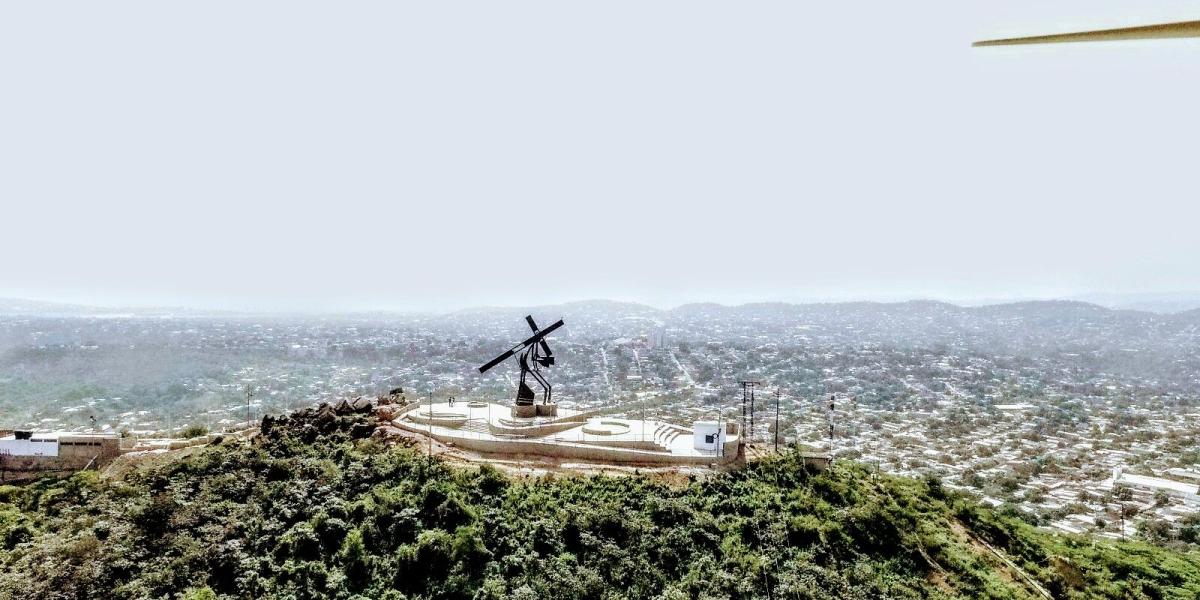 El cerro Jesús Nazareno tiene senderos peatonales, espacios públicos, una plazoleta de comida, una vista de 360 grados y una figura de un cristo inclinado de 25 metros de alto.