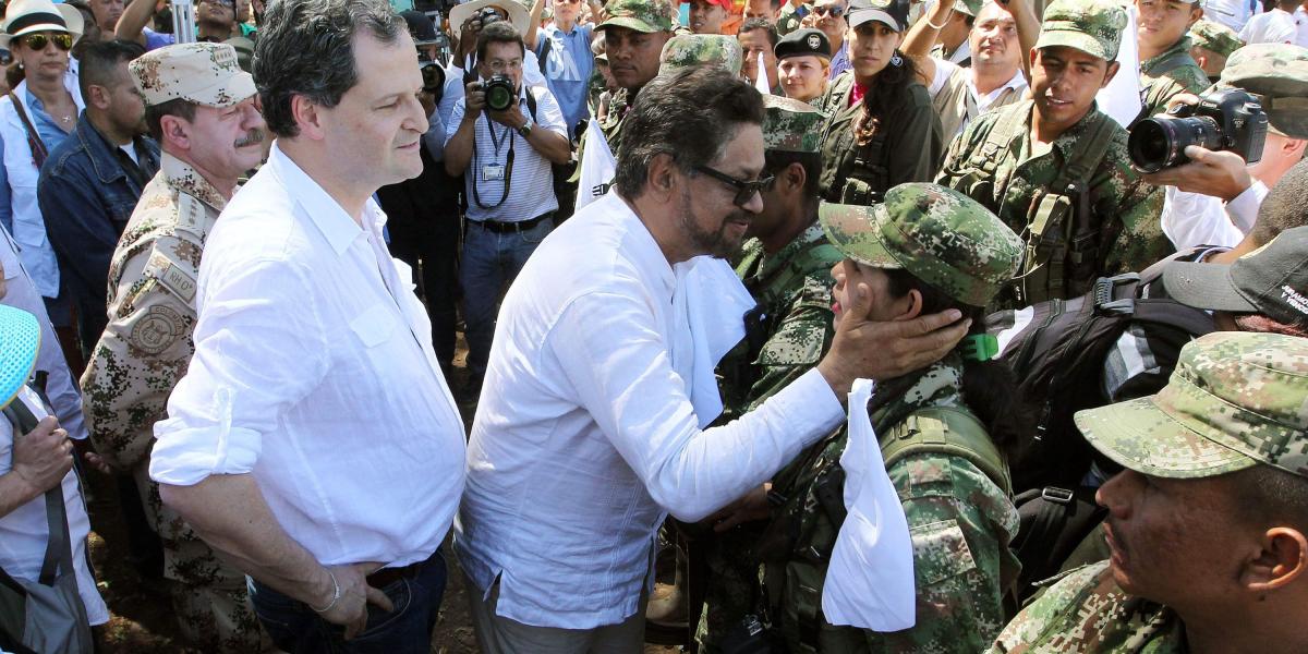 El Guerrillero Luciano Marín Arango, alias 'Iván Márquez' y el Alto Comisionado para la Paz, Sergio Jaramillo, saludando a algunos guerrilleros que llegaron a la población de 
Pondores el pasado 1 de febrero de 2017, en La Guajira.