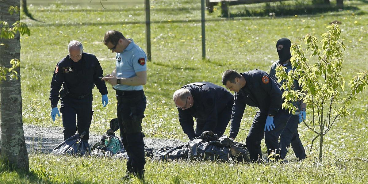 Miembros de la policía francesa observan las armas encontradas en uno de los puntos cuya localización ha sido facilitada por ETA.