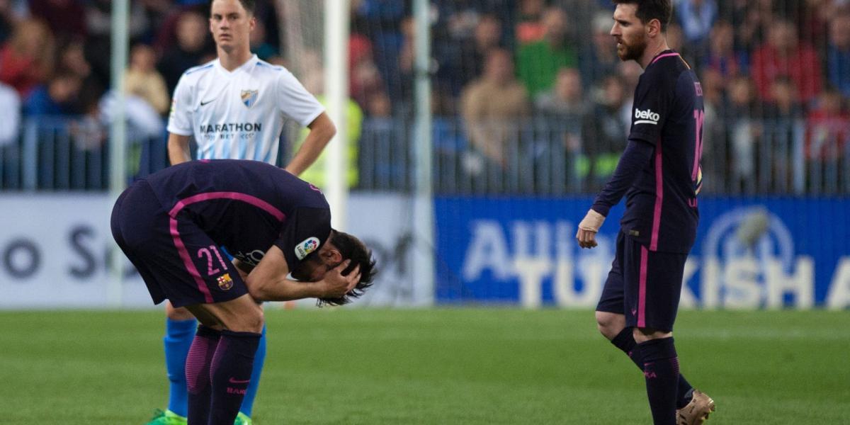 Los jugadores de Barcelona se lamentan por la derrota.