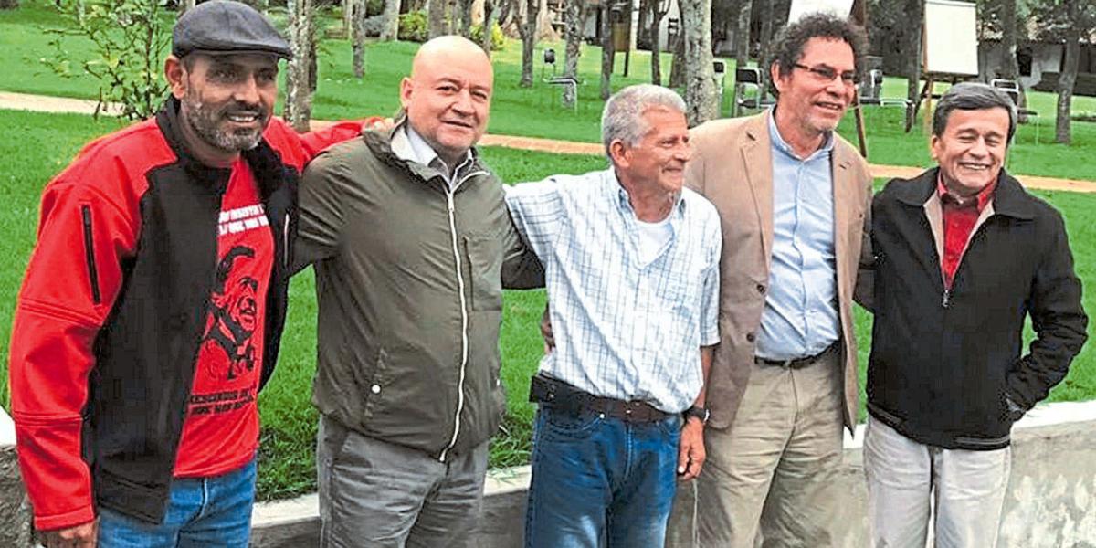 La reunión entre los jefes de las Farc y del Eln en Ecuador duró todo un día. Posaron juntos para varias fotos.