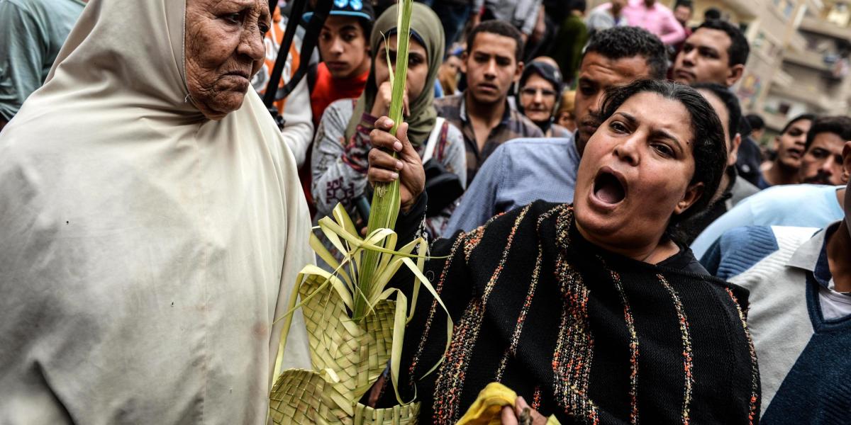 Una mujer muestra su dolor tras los atentados en dos iglesias en Egipto.