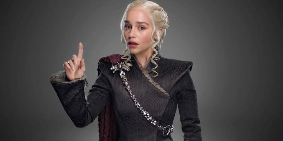 Daenerys está vestida para invierno y sus prendas tienen los símbolos clásicos de la casa Targaryen.