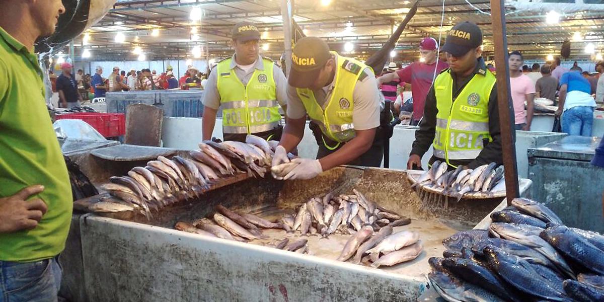 En las plazas de mercado, la Policía vigila que el pescado esté en buenas condiciones y se venda a precio normal.