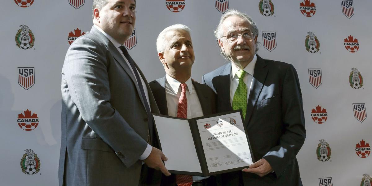 Sunil Gulati, presidente de la Federación de Estados Unidos (cen.), Víctor Montagliani, presidente de la Concacaf (izq.) y Decio de Maria, de la Federación de México, propusieron la candidatura conjunta para el Mundial de 2026.