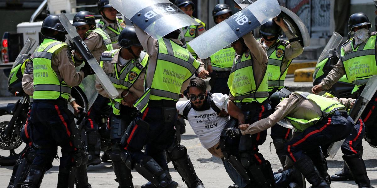 En Venezuela continúa la represión contra las protestas que buscan que haya elecciones inmediatas. Un manifestante es retenido.