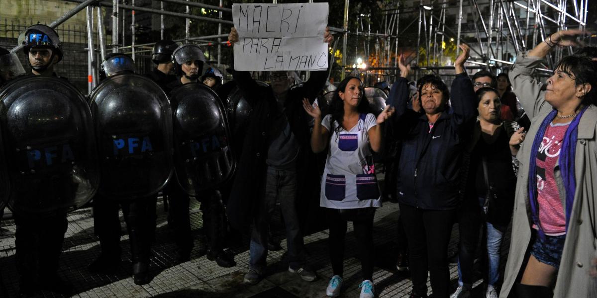 Miembros del sindicato de profesores manifestándose frente al edificio del Congreso, en Buenos Aires.