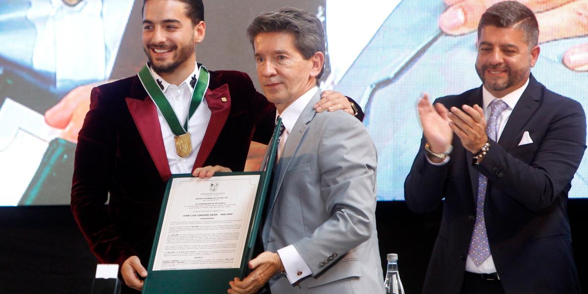 El Gobernador de Antioquia condecora al cantante Maluma.