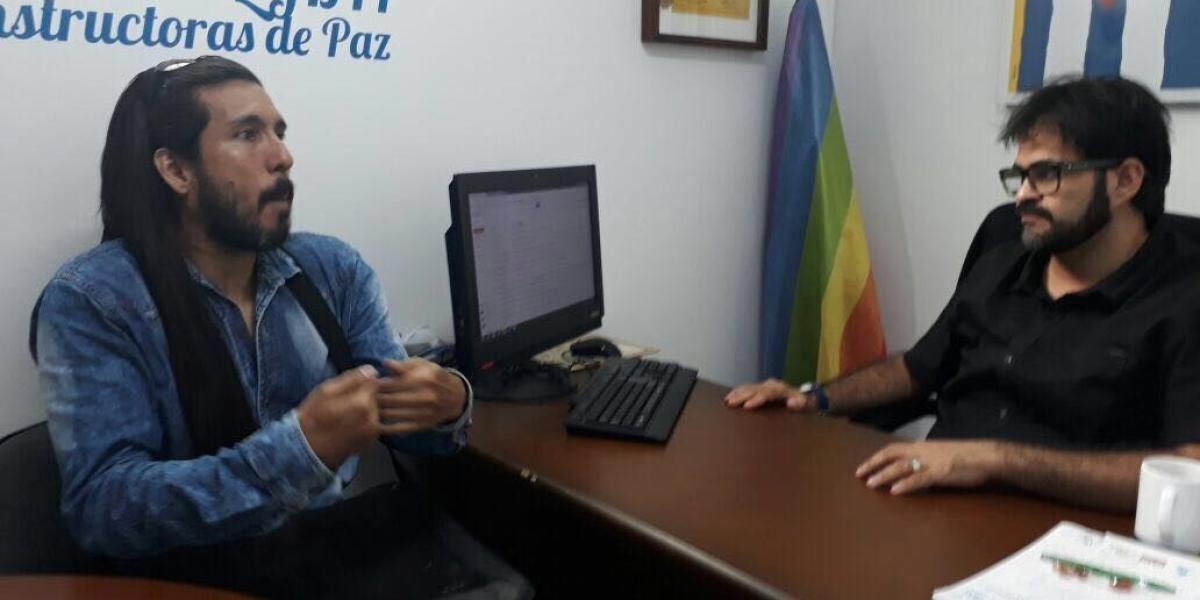 Héctor Sánchez Escorcia, en la tarde del pasado lunes en la sede de Caribe Afirmativo en Barranquilla, con el director de la organización, capitulo Caribe, Wilson Castañeda.