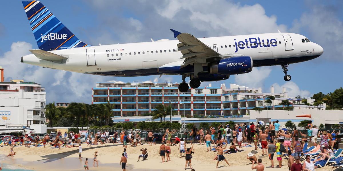 JetBlue ocupó el cuarto puesto. Es una aerolínea estadounidense y su base principal está localizada en el Aeropuerto Internacional John F. Kennedy. Dentro de los países en donde opera se encuentra Estados Unidos, México, Países Bajos, Reino Unido y Colombia.
