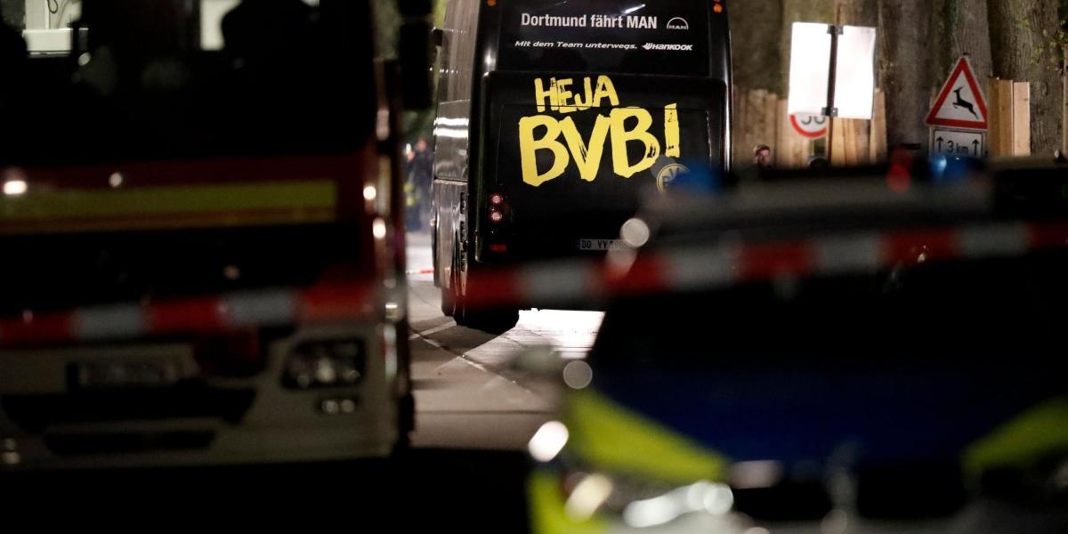 El bus del Borussia Dortmund acordonado por la policía.