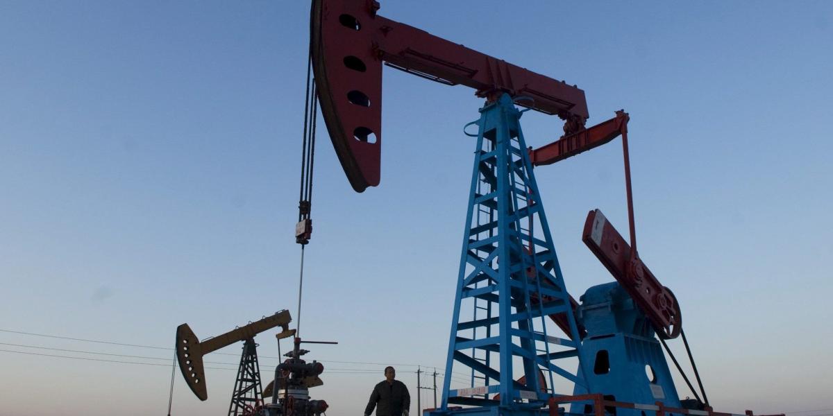 La OPEP impulsó un acuerdo de reducción a la producción petrolera de 1,2 millones de barriles por día (bpd) durante seis meses.