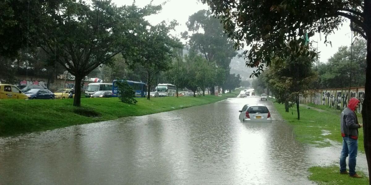 Fuertes lluvias causan trancones en el norte de Bogotá.