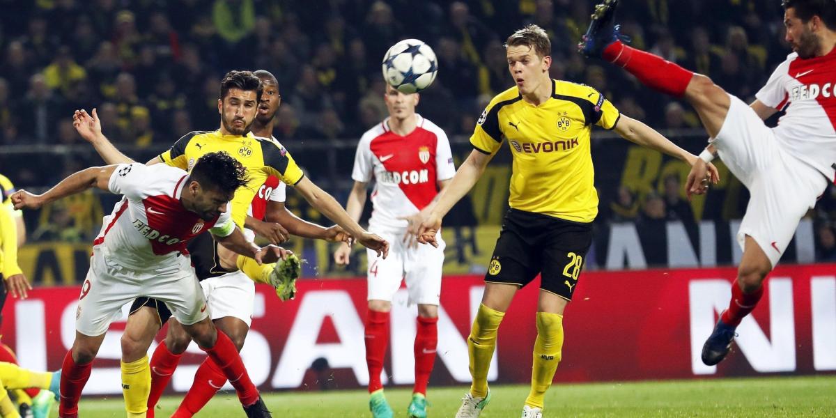 Balón disputado por los jugadores del Borussia Dortmund y Mónaco