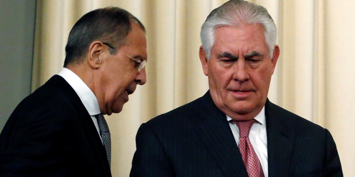 Fue gélido el recibimiento dado al jefe de la diplomacia estadounidense, Rex Tillerson (der.). Acá, con su homólogo, Sergei Lavrov.