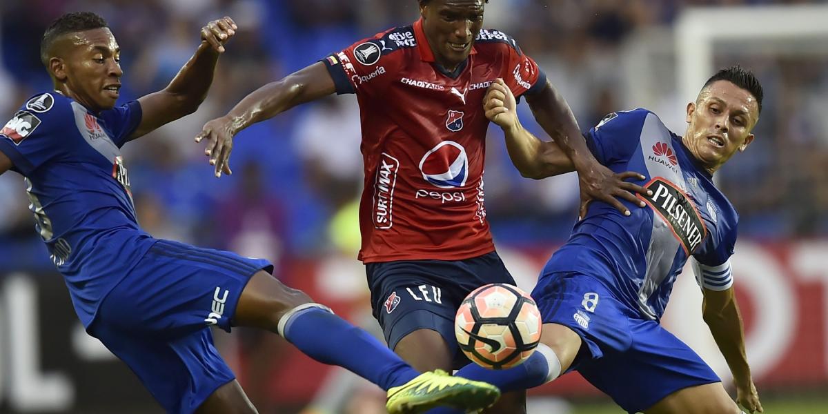 Didier Moreno de Independiente Medellín disputando un balón contra Preciado y Marcos Mondaini